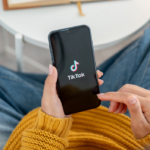 Esses vídeos do TikTok gerados por IA estão enganando as pessoas para instalar malware