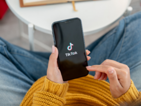 Esses vídeos do TikTok gerados por IA estão enganando as pessoas para instalar malware