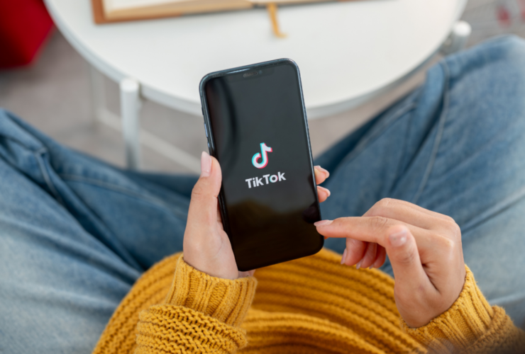 Esses vídeos do TikTok gerados por IA estão enganando as pessoas para instalar malware