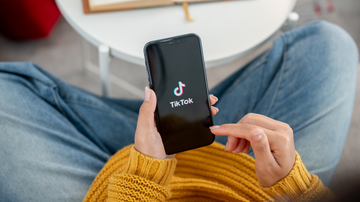 Esses vídeos do TikTok gerados por IA estão enganando as pessoas para instalar malware